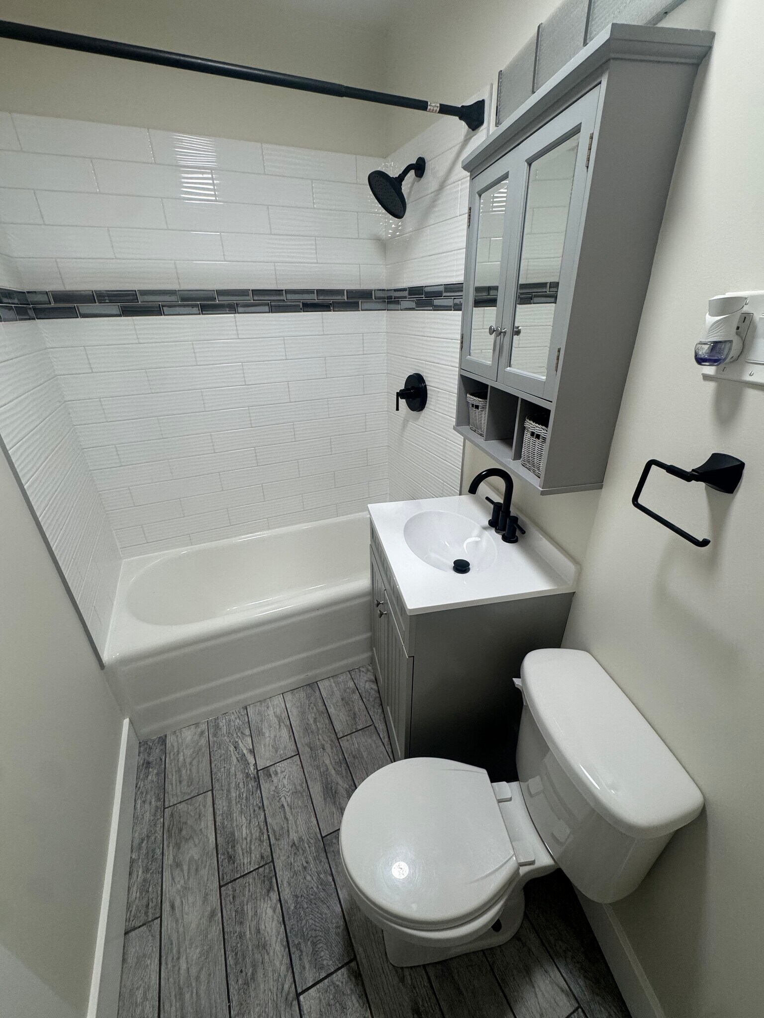 Building Photo - 3837 N Greenview Ave