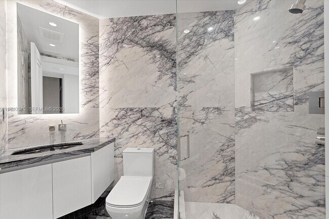 Building Photo - 17901 Collins Ave