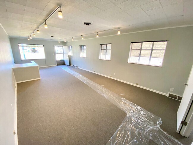 Building Photo - Remodeled Westgate Home with Attached Prof...