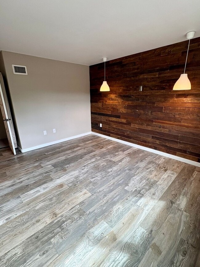 Building Photo - Central Point - Refined Townhouse with Dual Primary Suites