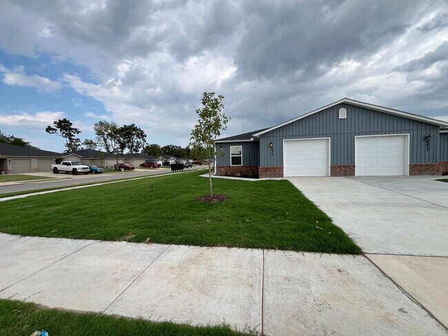 Building Photo - PRELEASING NOW!  NEW Three Bedroom | Two Bathroom Duplex in Bentonville