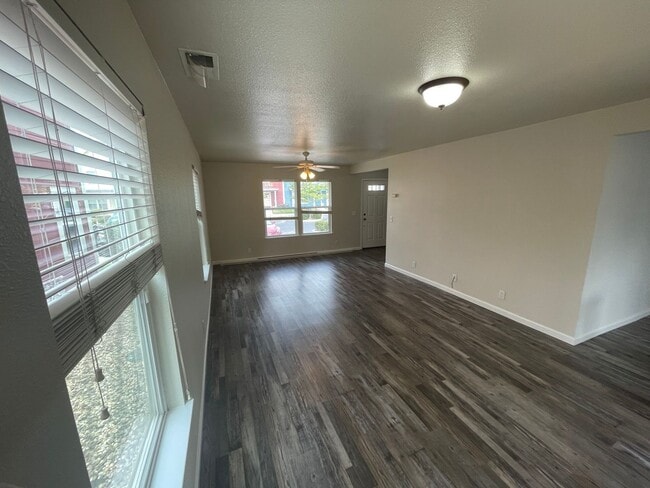 Building Photo - Updated 3 Bed 2 Bath Townhome Located at H...