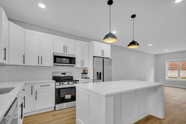Building Photo - 307 W Kenwood Dr