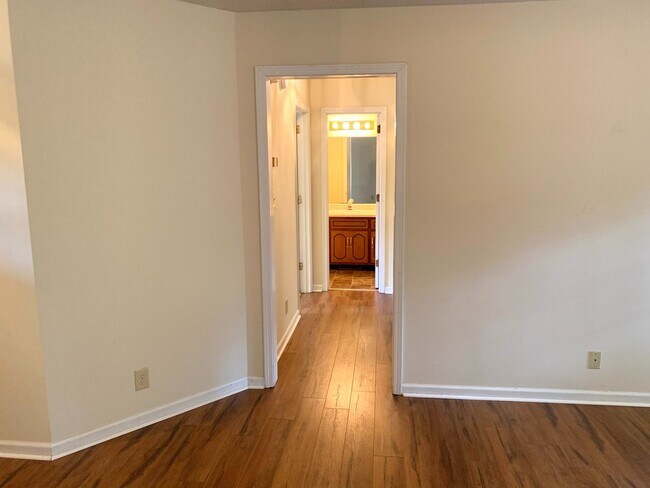 Building Photo - 268 Moncrest Dr