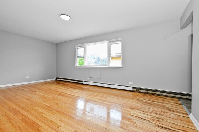 Interior Photo - 7818-7820 South Shore Drive