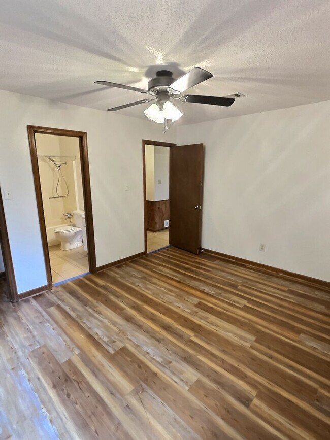 Building Photo - 1109 Hickory Dr