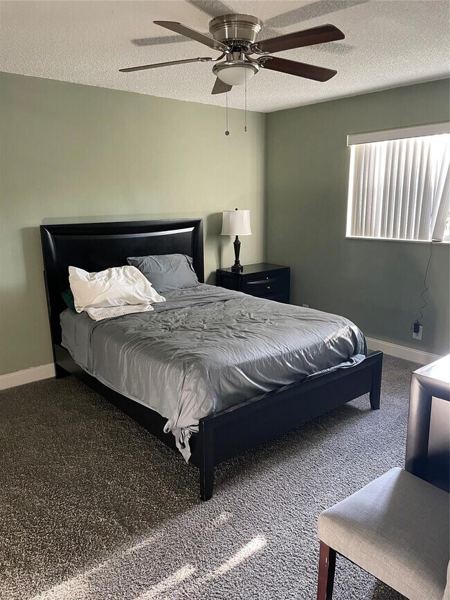 Building Photo - 6075 N Sabal Palm Blvd