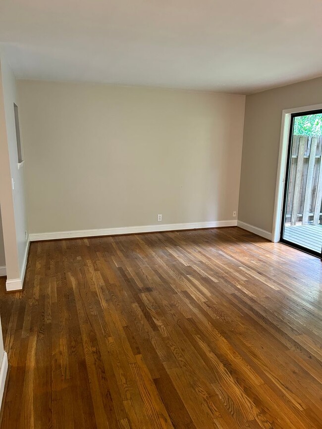 Building Photo - Green Hills Condo
