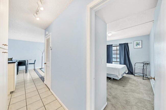 Building Photo - 130 Cypress Club Dr