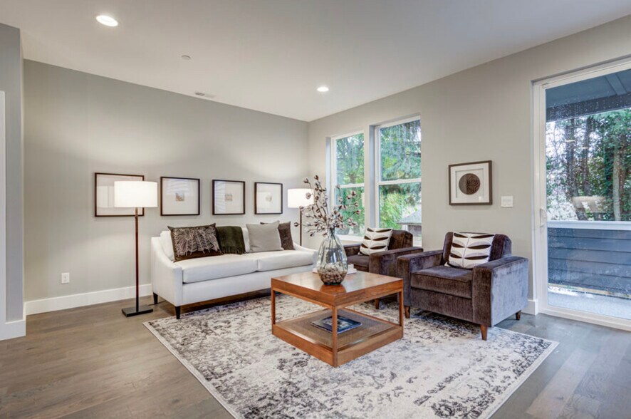 Primary Photo - 6049 NE Flanders St