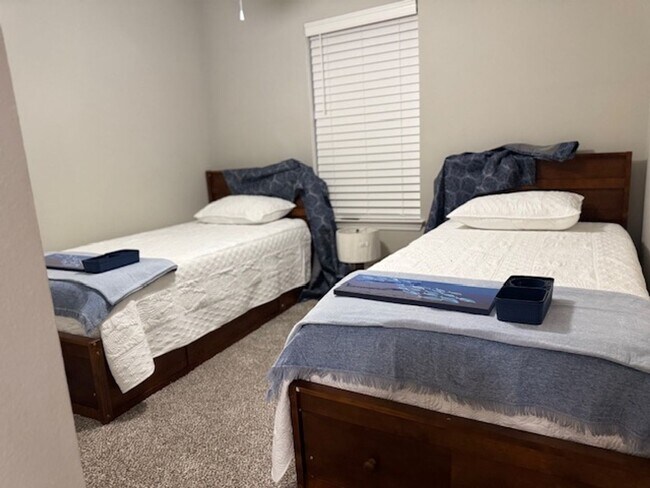 Building Photo - 1833 Sundown Dr