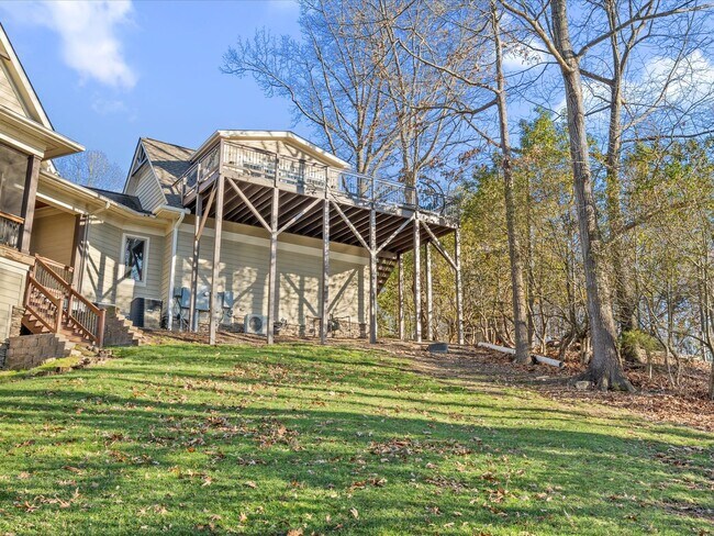 Building Photo - Studio Apt with waterviews on Lake Wylie!