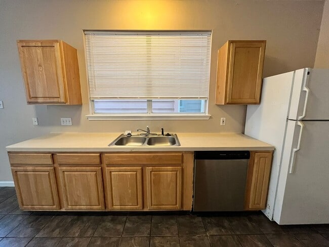 Building Photo - For Lease | 3 Bed, 2 Bath | 1,797 Sq Ft | ...