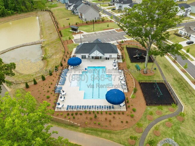 Building Photo - 4016 Dahlia Dr