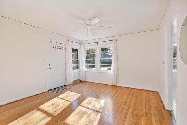 Building Photo - Adorable 2-bdrm/1-bath mid-century modern. Private backyard, sauna, washer/dryer, & more!