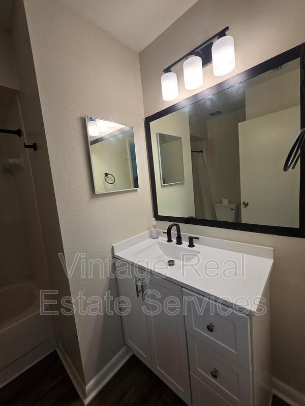 Building Photo - 851 Creekway Ct