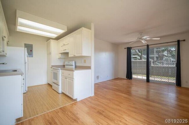 Building Photo - Bright and Cozy 2BR/1BA/1PKG unit in Royal...