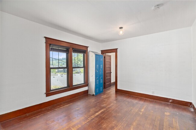 Building Photo - 709 Grand Ave