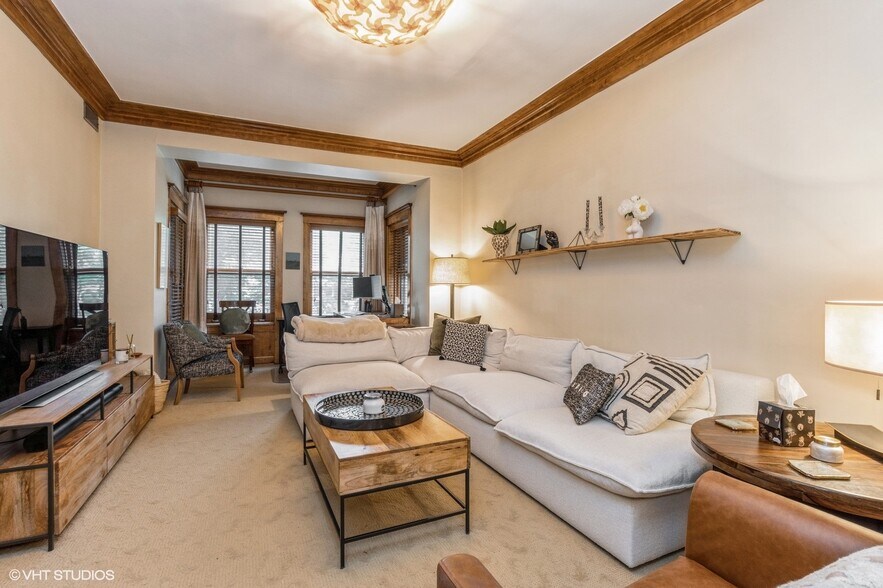 Brompton Apts - Living Room - 725 W Brompton Ave