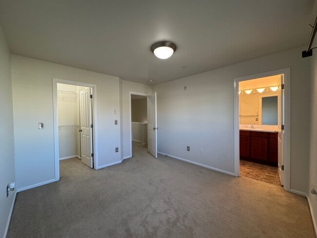Building Photo - 2 Bed, 3 Bath in Cordata Neighborhood