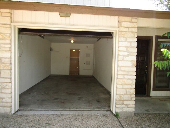 Building Photo - 7001 Winedale Dr