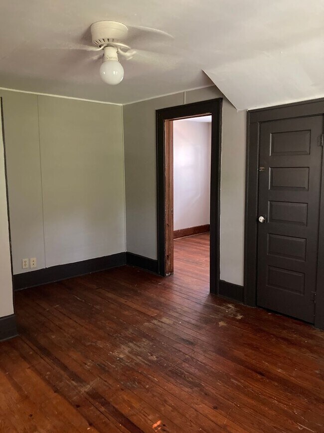 Building Photo - 3 bedroom with a bonus room! Nice enclosed sun porch!