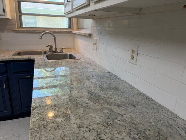 Building Photo - Gorgeous 3 Bedroom Remodeled Home