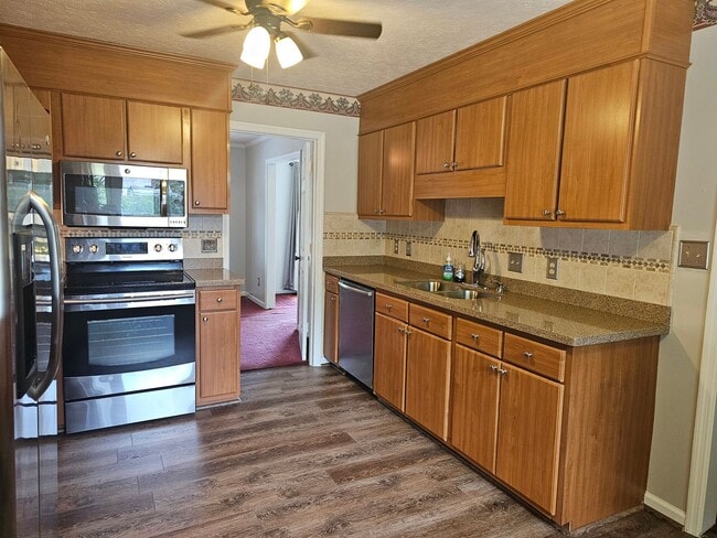 Building Photo - 3 Bed, 2 Bath with Screened in Porch