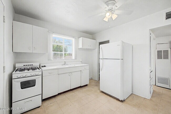 Building Photo - 4652 E 17th St