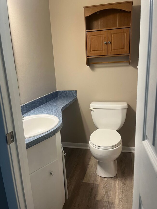 Building Photo - Spacious 4 bedroom 1.5 bath house