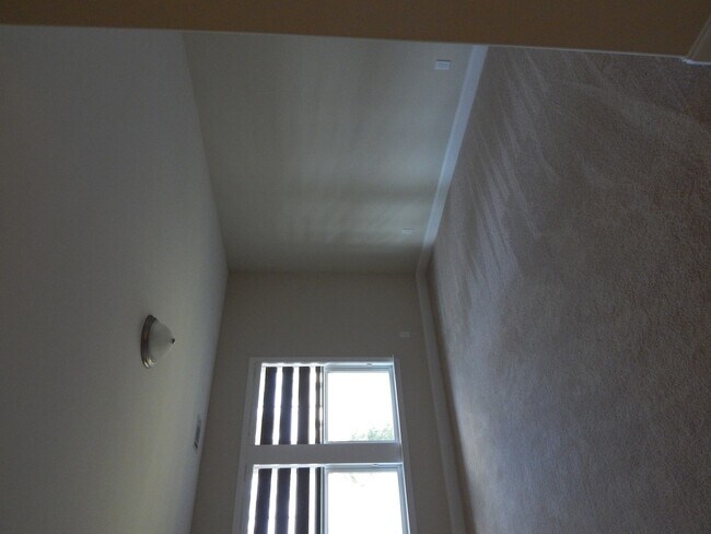 Building Photo - Spacious 6 bedroom, 4 bathroom home!