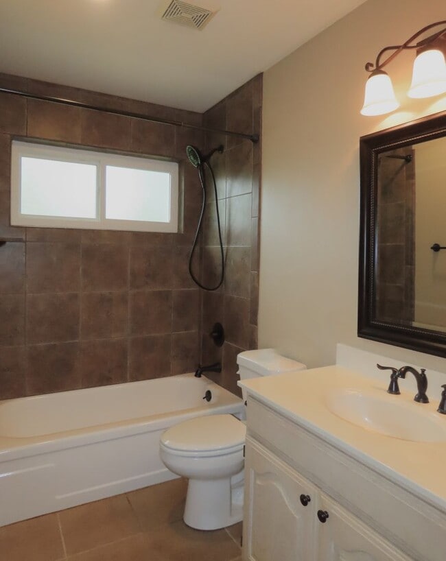 Building Photo - South Tyler! Lovely 3 Bedroom, 2 Bath Hous...