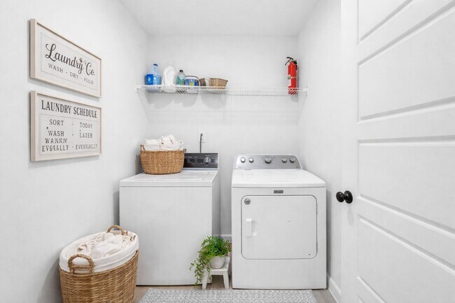 Building Photo - Pet Friendly Three Bedroom!