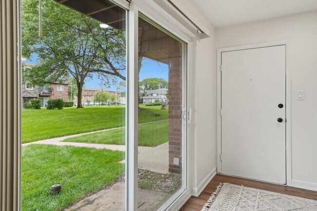 Building Photo - 9388 Bay Colony Dr