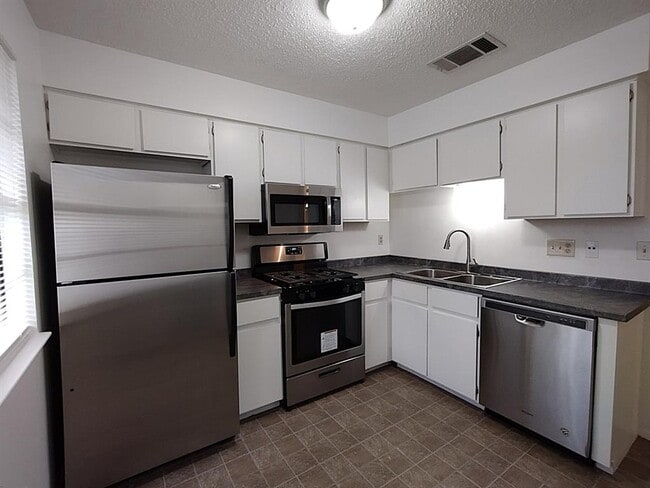 Building Photo - 1620 W Braker Ln