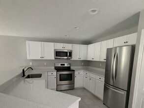 Building Photo - 930 Ainsworth St W