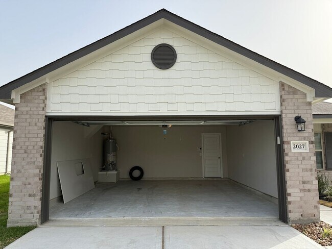 Building Photo - 2027 Summer Night Dr