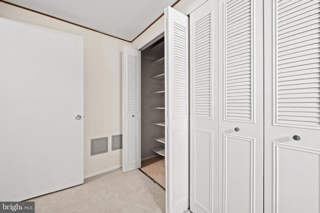 Building Photo - 4600 S Four Mile Run Dr