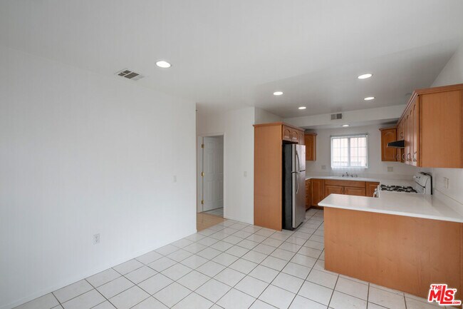 Building Photo - 339 Newland St