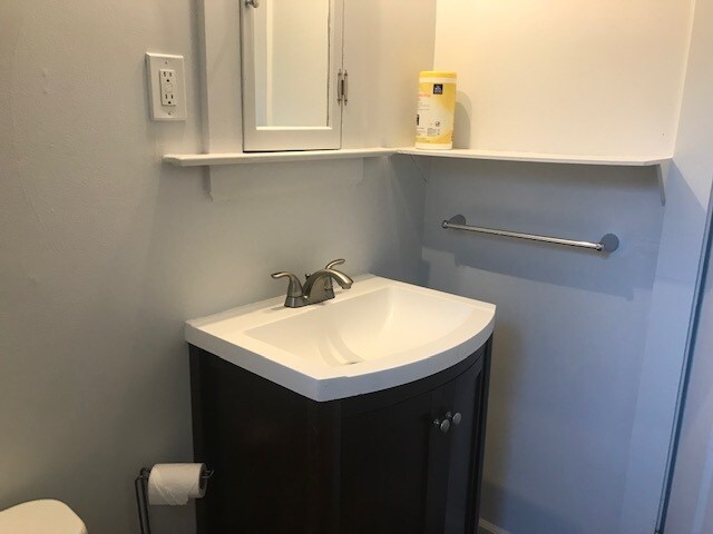 Building Photo - 146 S Country Rd