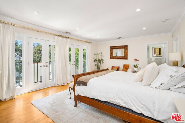 Building Photo - 4734 Los Feliz Blvd