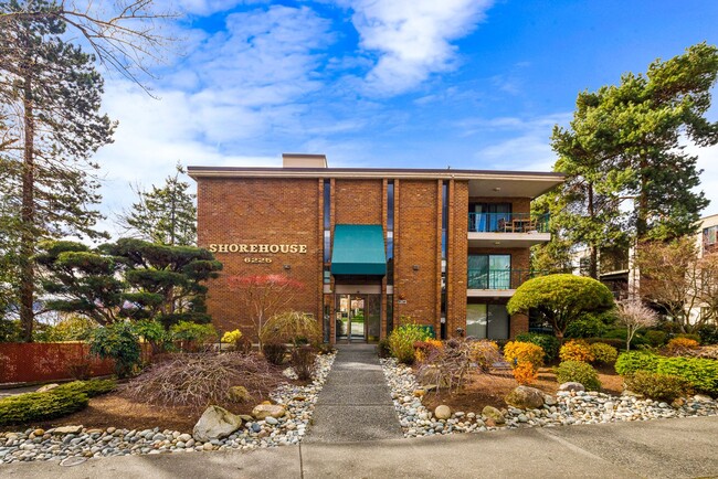 Building Photo - 6225 Lake Washington Blvd NE