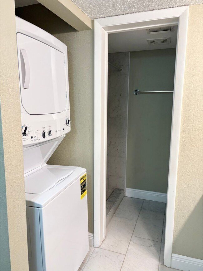 Building Photo - SPECIAL*** 1/2 OFF THE 2nd Months Rent - Q...