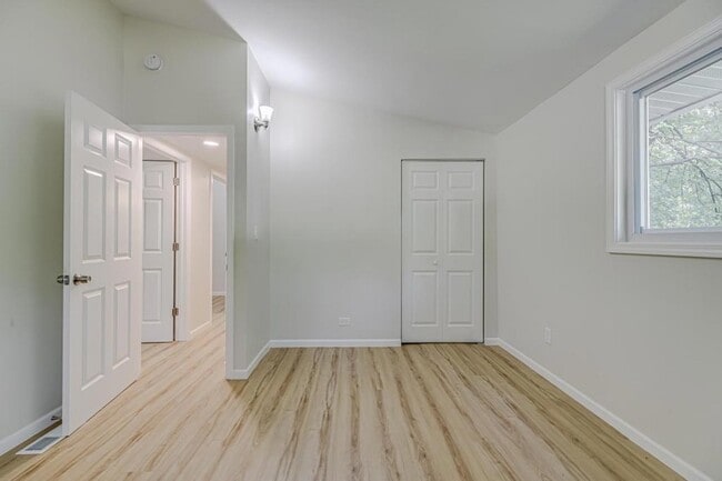 Building Photo - 835 Niagara Ln N