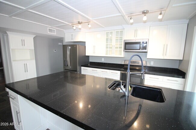 Building Photo - 1924 E Fremont Dr