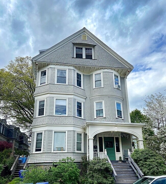 Building Photo - 70 Perry St
