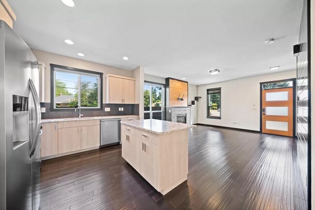Building Photo - Modern 3 Bedroom + 2.5 bath home in SE Portland!! Brentwood Neighborhood with Air Conditioning!!