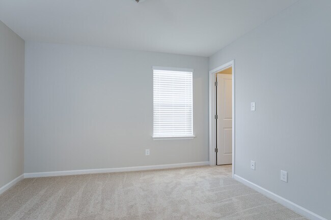 Building Photo - Gorgeous End-Unit Townhome with Spacious Layout!