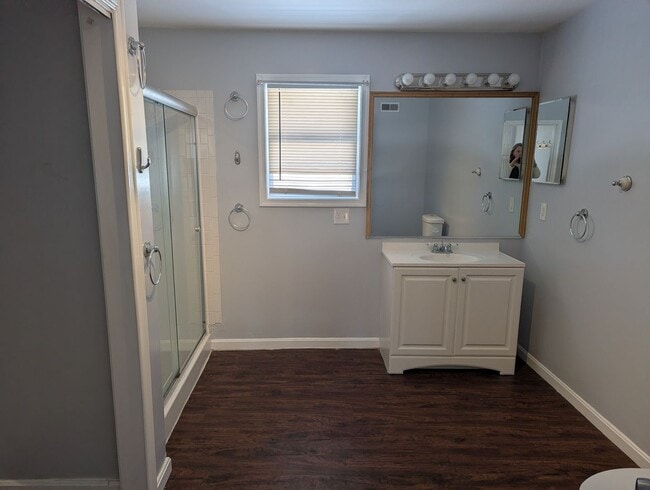 Building Photo - 3 Bedroom 2 Bath SFH