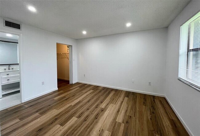 Building Photo - 163 NW 93rd Ave